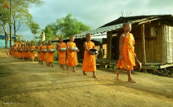 Chùm ảnh: Tăng sĩ trẻ Thái Lan khất thực kết duyên xây chùa